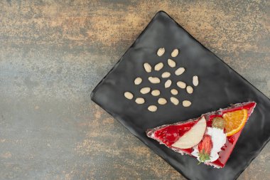 Fındıklı ve mermer kaplamalı lezzetli bir pasta.