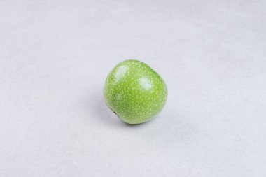 Beyaz arka planda taze kırmızı elma. Yüksek kalite fotoğraf