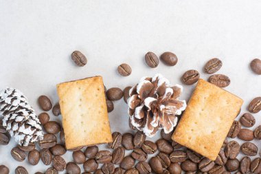 Beyaz arka planda kozalaklı lezzetli kurabiyeler. Yüksek kalite fotoğraf