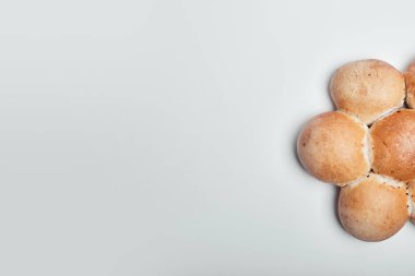 Sağ tarafta çiçek şeklinde tatlı pastane çörekleri var. Yüksek kalite fotoğraf