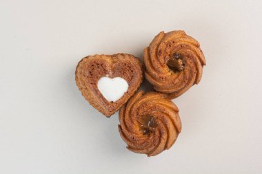 Beyaz arka planda iki çeşit ev yapımı kek. Yüksek kalite fotoğraf