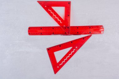 Beyaz arka planda kırmızı cetvel seti. Yüksek kalite fotoğraf