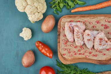 Tahtada çiğ tavuk kanadı ve sebze. Yüksek kalite fotoğraf