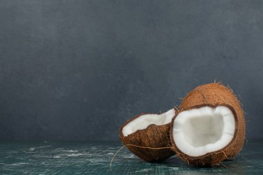 Mermer zemin üzerinde iki taze hindistan cevizi 