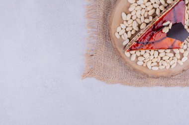 Fıstıklı bir dilim karamel. Yüksek kalite fotoğraf