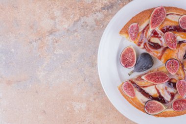 İncirli tatlı turta ve beyaz tabakta karamel şurubu. Yüksek kalite fotoğraf