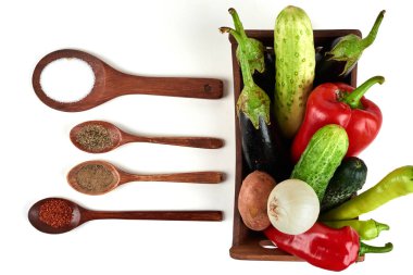 Ahşap bir tepside sebze ve ahşap kaşıklarda baharat karışımı. Yüksek kalite fotoğraf