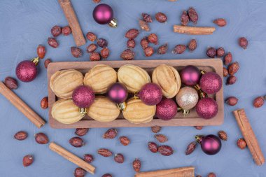 Kalçalı ve tarçınlı geleneksel cevizli kurabiyeler ve yanında noel topları. Yüksek kalite fotoğraf