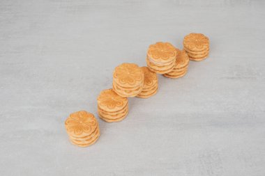 Beyaz arka planda kremalı bir sürü kurabiye. Yüksek kalite fotoğraf