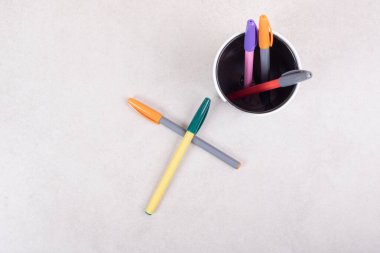 Beyaz arkaplanda renkli işaret kalemleri