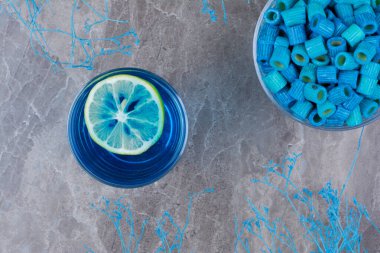 Mavi bir bardakta mavi makarnalar. Yüksek kalite fotoğraf