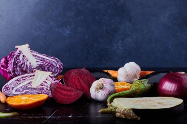 Siyah arka planda sebze bileşimi. Yüksek kalite fotoğraf