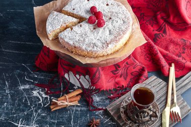 Millefeuille keki ve bir bardak çay. Yüksek kalite fotoğraf