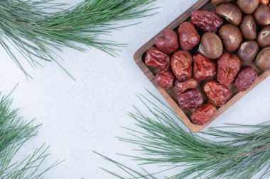 Tahta tabakta kestane ve kurutulmuş gümüş çilek. Yüksek kalite fotoğraf