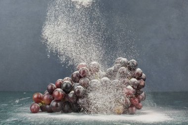 Mermer masa üzerinde toz ile süslenmiş siyah üzümler. Yüksek kalite fotoğraf