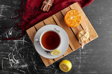 Siyah arka planda çıtır çıtır kurabiyeler, bir fincan çay, üst manzara. Yüksek kalite fotoğraf