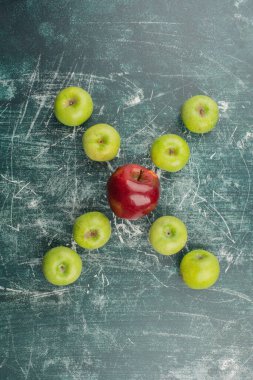 Mermer masada kırmızı ve yeşil elmalar. Yüksek kalite fotoğraf