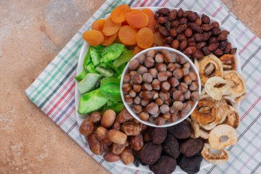 Beyaz tabakta çeşitli kurutulmuş meyve ve fındıklar. Yüksek kalite fotoğraf