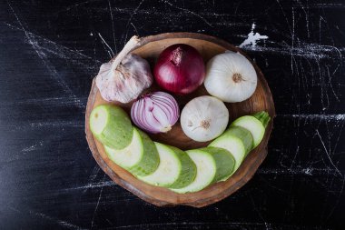 Ahşap bir tahtanın siyah arka planında sebze kompozisyonu. Yüksek kalite fotoğraf