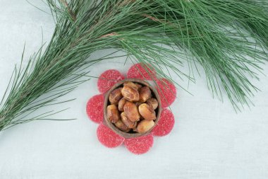 Beyaz arka planda kurutulmuş meyve dolu ahşap kaseli kırmızı şeker marmeladı. Yüksek kalite fotoğraf