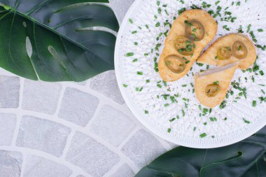 Armut dilimleri, yeşil zeytin ve beyaz tabakta bitkiler. Yüksek kalite fotoğraf