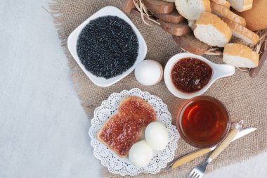 Bir fincan çay, ekmek ve çuval bezinde yumurta. Yüksek kalite fotoğraf