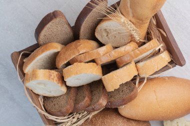 Mermer arka planda taze ekmek dilimleri. Yüksek kalite fotoğraf