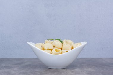 Beyaz seramik tabakta otlu hamur işleri. Yüksek kalite fotoğraf