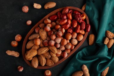 Market stoğundaki kuru meyve karışımı ahşap bir tabakta. Yüksek kalite fotoğraf