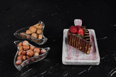 Fındıklı bir dilim çikolatalı pasta. Yüksek kalite fotoğraf