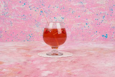 Bir bardak kırmızı meyve suyu. Yüksek kalite fotoğraf