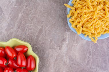 Kırmızı kiraz domatesli bir fincanda çiğ makarna. Yüksek kalite fotoğraf