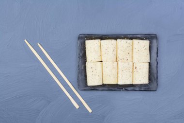 Siyah seramik tabakta baharatlı makarna. Yüksek kalite fotoğraf