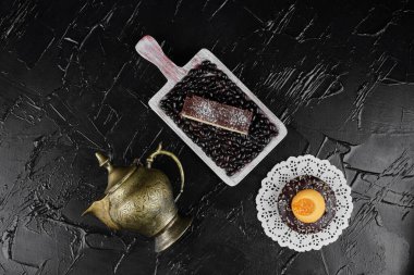 Kurabiyeli fasulye tabağında çikolatalı waffle. Yüksek kalite fotoğraf