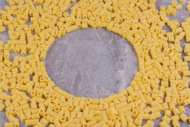 Ev yapımı pastalar gri mermer arka planda izole edilmiş. Yüksek kalite fotoğraf