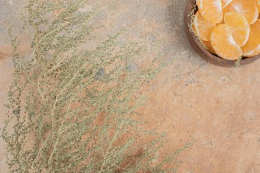 Mermer arka planda bir kase taze mandalina. Yüksek kalite fotoğraf