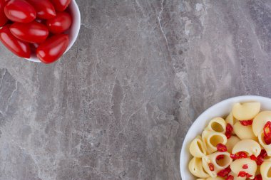 Kırmızı kirazlı domates soslu makarna. Yüksek kalite fotoğraf