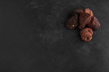 Siyah arka planın üst köşesinde kuru incir ve erikler. Yüksek kalite fotoğraf