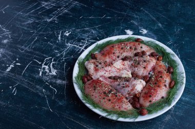 Beyaz tabakta çiğ tavuk parçaları. Yüksek kalite fotoğraf