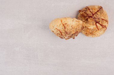 Beyaz arka planda karamel soslu yulaflı kurabiyeler. Yüksek kalite fotoğraf