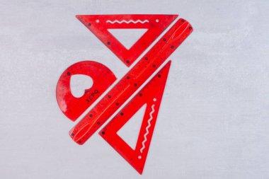 Beyaz arkaplanda farklı cetveller var. Yüksek kalite fotoğraf