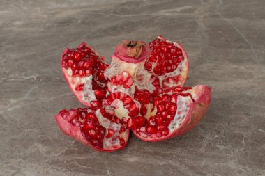 Mermer masada doğranmış nar ve tohumlar. Yüksek kalite fotoğraf