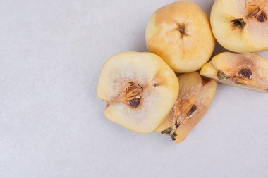 Beyaz masada olgun ayva dilimleri. Yüksek kalite fotoğraf