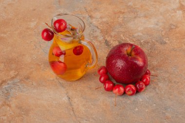 Vişneli şeftali suyu kavanozu ve mermer kaplama şeftali. Yüksek kalite fotoğraf