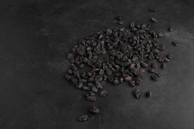 Siyah arka planda siyah kuru sultanlar. Yüksek kalite fotoğraf