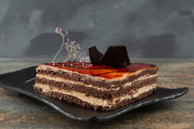 Tabakta lezzetli pasta, mermer arka planda çiçek. Yüksek kalite fotoğraf