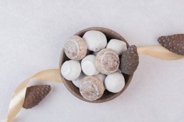 Tahta tabakta kozalaklı tatlı zencefilli ekmek. Yüksek kalite fotoğraf