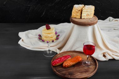 Pasta dilimleri ve bir bardak içecekle çilekli ekler. Yüksek kalite fotoğraf