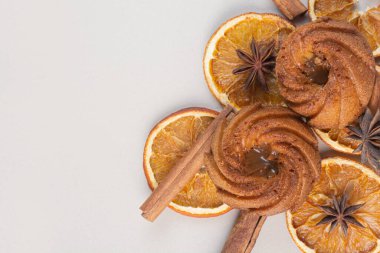 Beyaz arka planda portakal dilimleri ve tarçınlı kek. Yüksek kalite fotoğraf