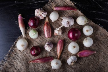 Çuval bezinde siyah arka planda sebze kompozisyonu. Yüksek kalite fotoğraf
